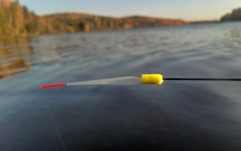 БЕЗМОТЫЛКА. ЛОВЛЯ РЫБЫ НА МОРМЫШКУ С БОРТА ЛОДКИ